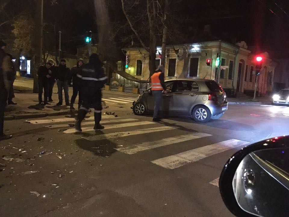 Buturuga mică, răstoarnă carul mare. Accident spectaculos în centrul capitalei