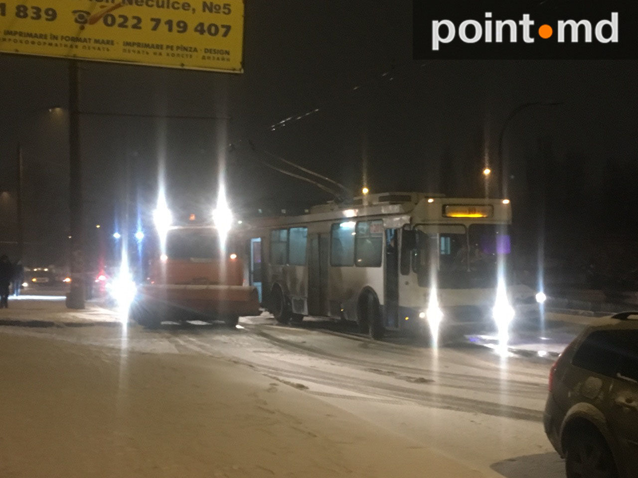 На Телецентре троллейбусы не могут проехать из-за снега