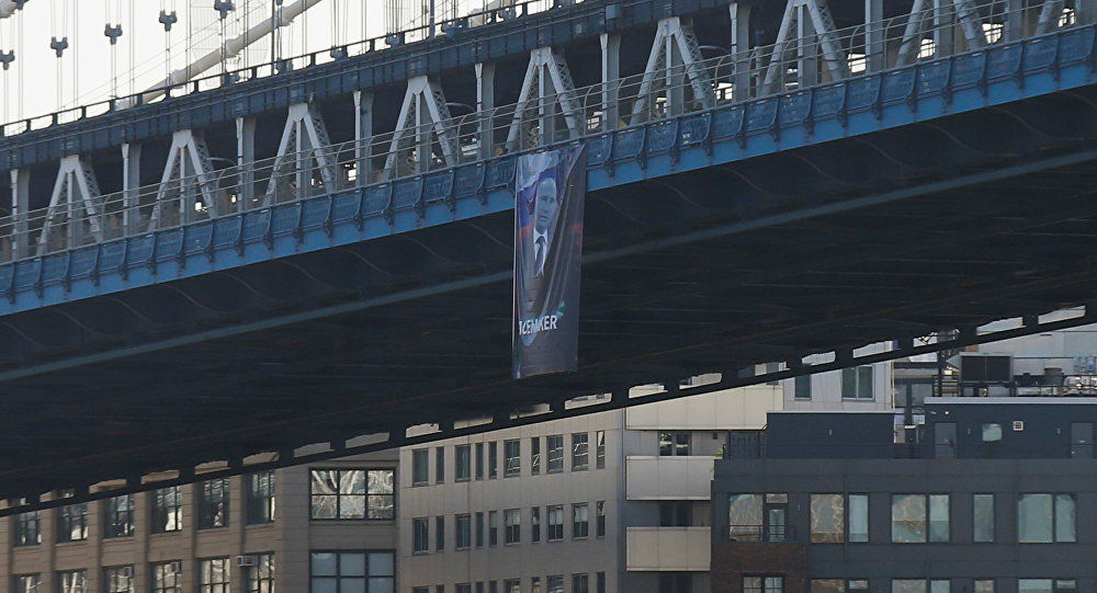 Un portret imens al lui Putin a apărut pe podul Manhattan din New-York
