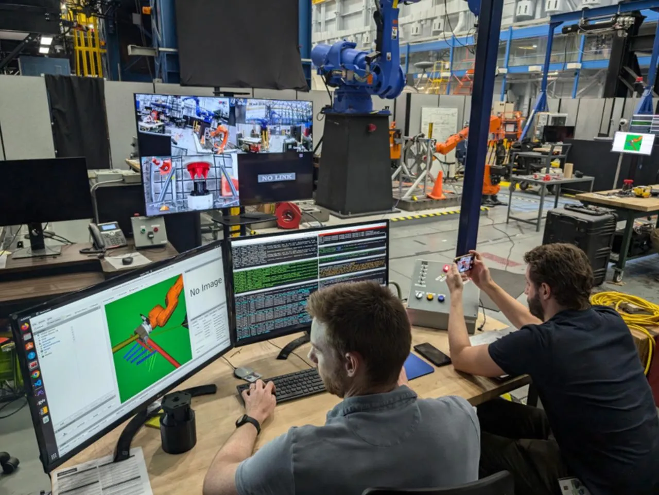 NASA создаст роботов для опасной работы на Луне и Марсе