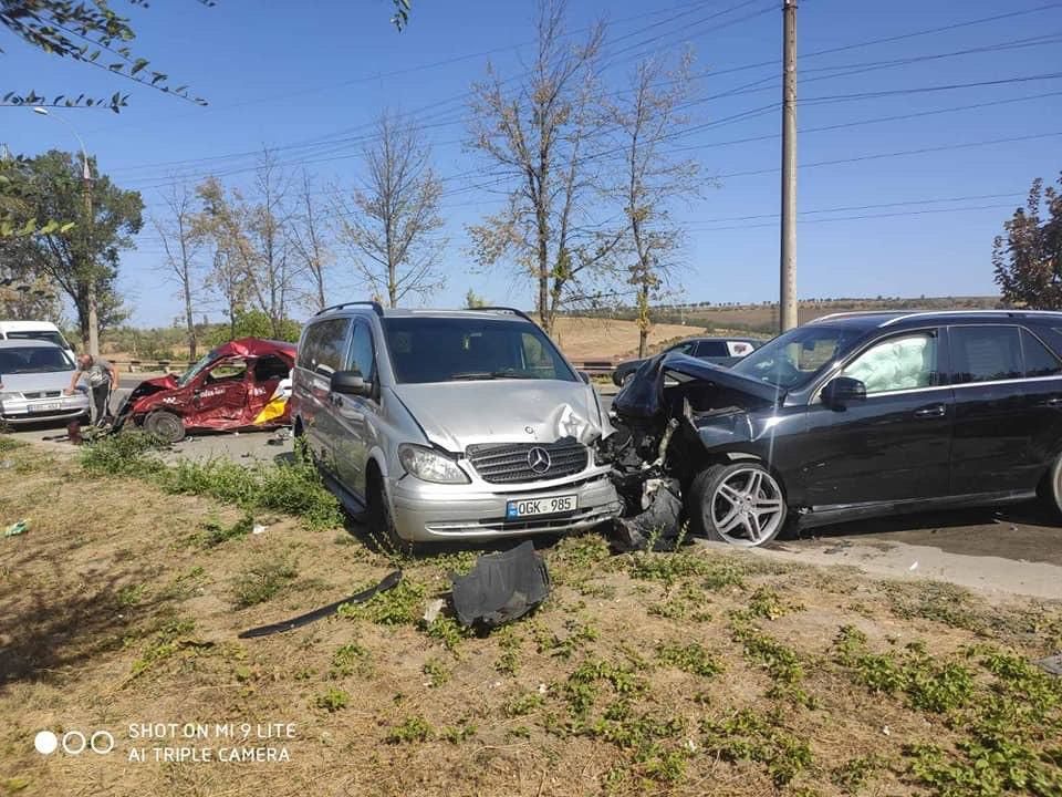 В Кишиневе произошло серьезное ДТП с участием машины такси