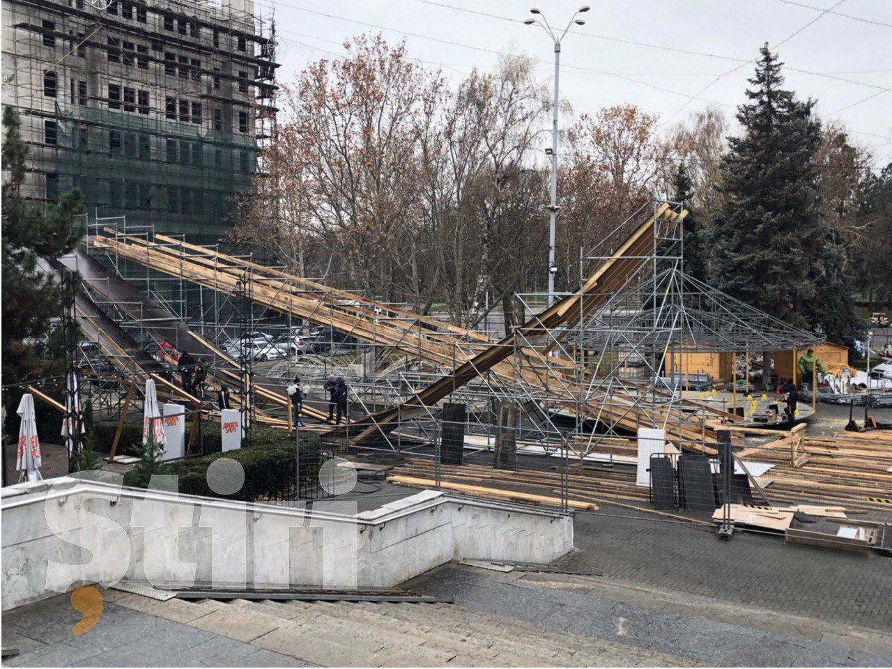 На главной площади столицы начали устанавливать новогоднюю елку