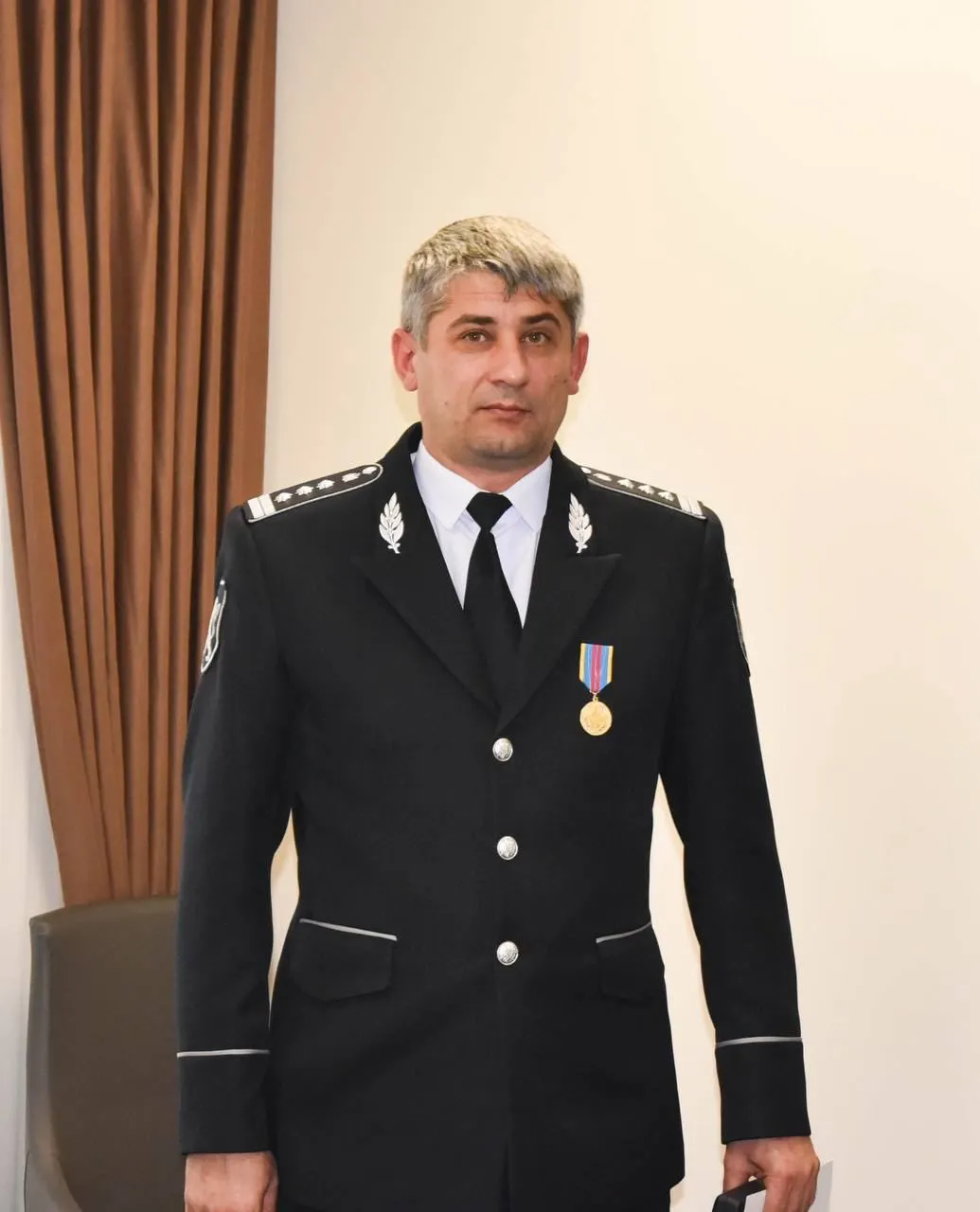 Посол Казахстана вручил медаль молдавскому полицейскому