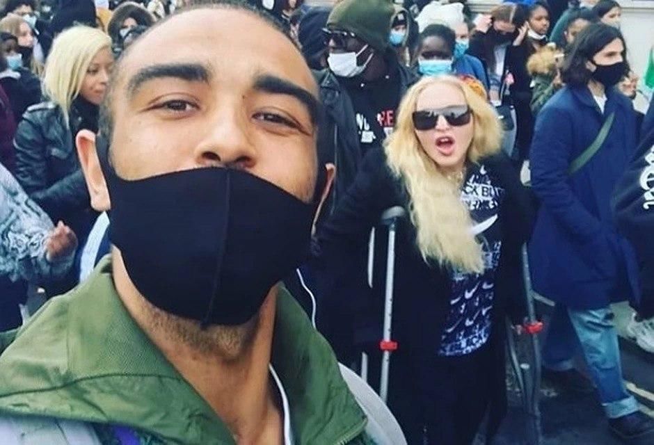 Мадонна пришла на митинг в защиту чернокожих на костылях