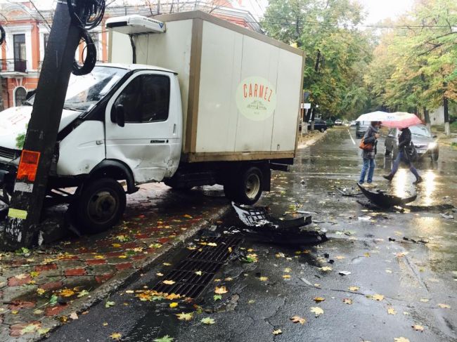 ДТП в центре столицы: один из автомобилей влетел в столб