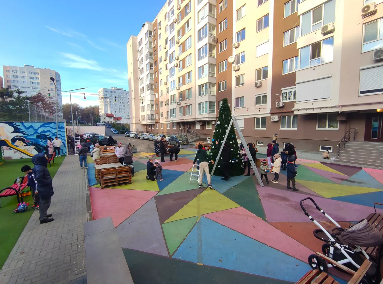 Жители столичной многоэтажки вышли наряжать елку всем двором
