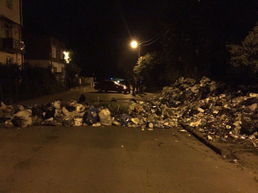 Во Львове ночью мусором перекрывали улицы