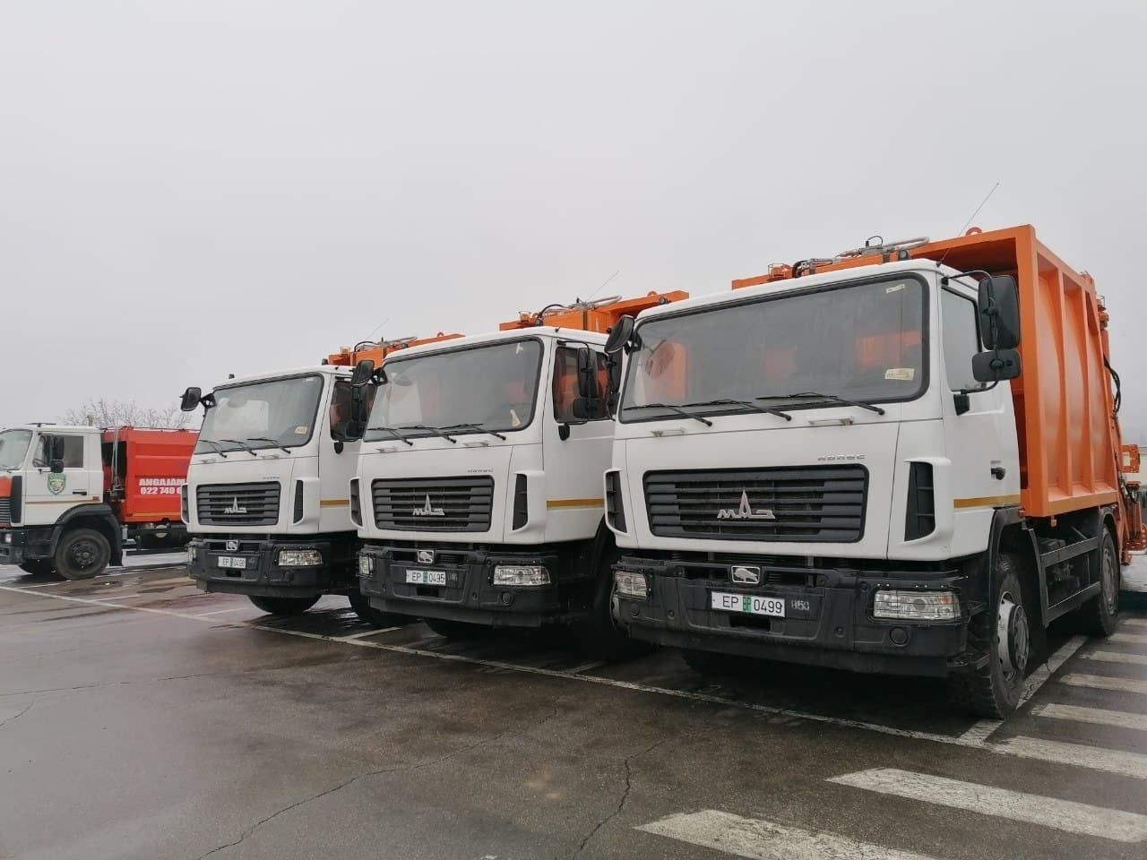 Для Autosalubritate приобретены 10 современных грузовиков для вывоза мусора