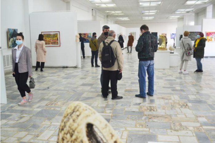 Более 100 художников представили свои работы на выставке "Весенний салон"