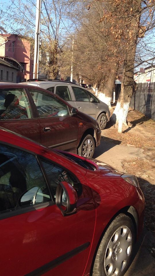 Столичные водители полностью заблокировали тротуар возле одной из школ