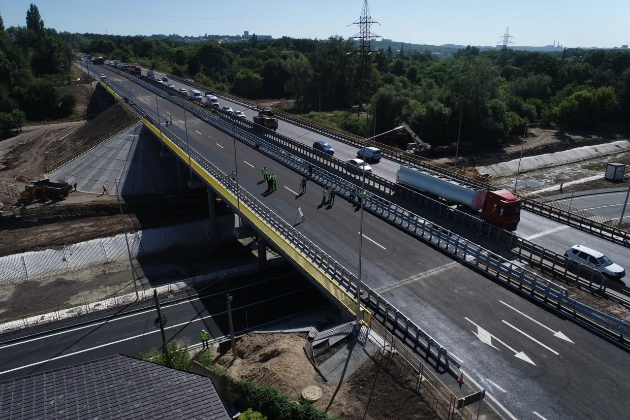 Circulația rutieră pe traseul M1, reluată după reconstrucția podurilor peste râul Bâc