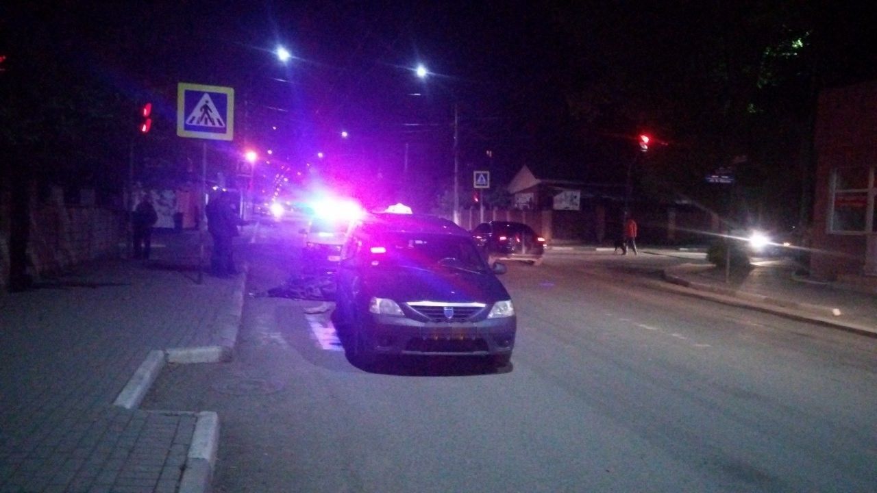 Выпивший подросток на скутере врезался в автомобиль такси в Бельцах