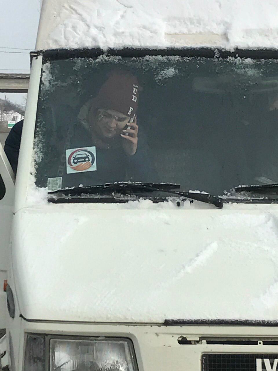 Автобусы "Шерифа", которые подвозят избирателей, маркируют спецнаклейками