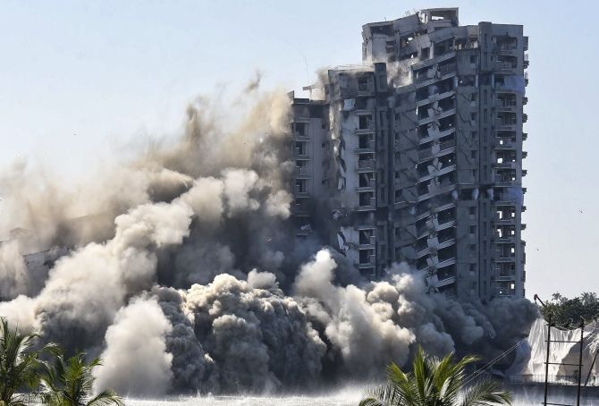 В Индии снесли две высотки, построенные с нарушениями экологических норм