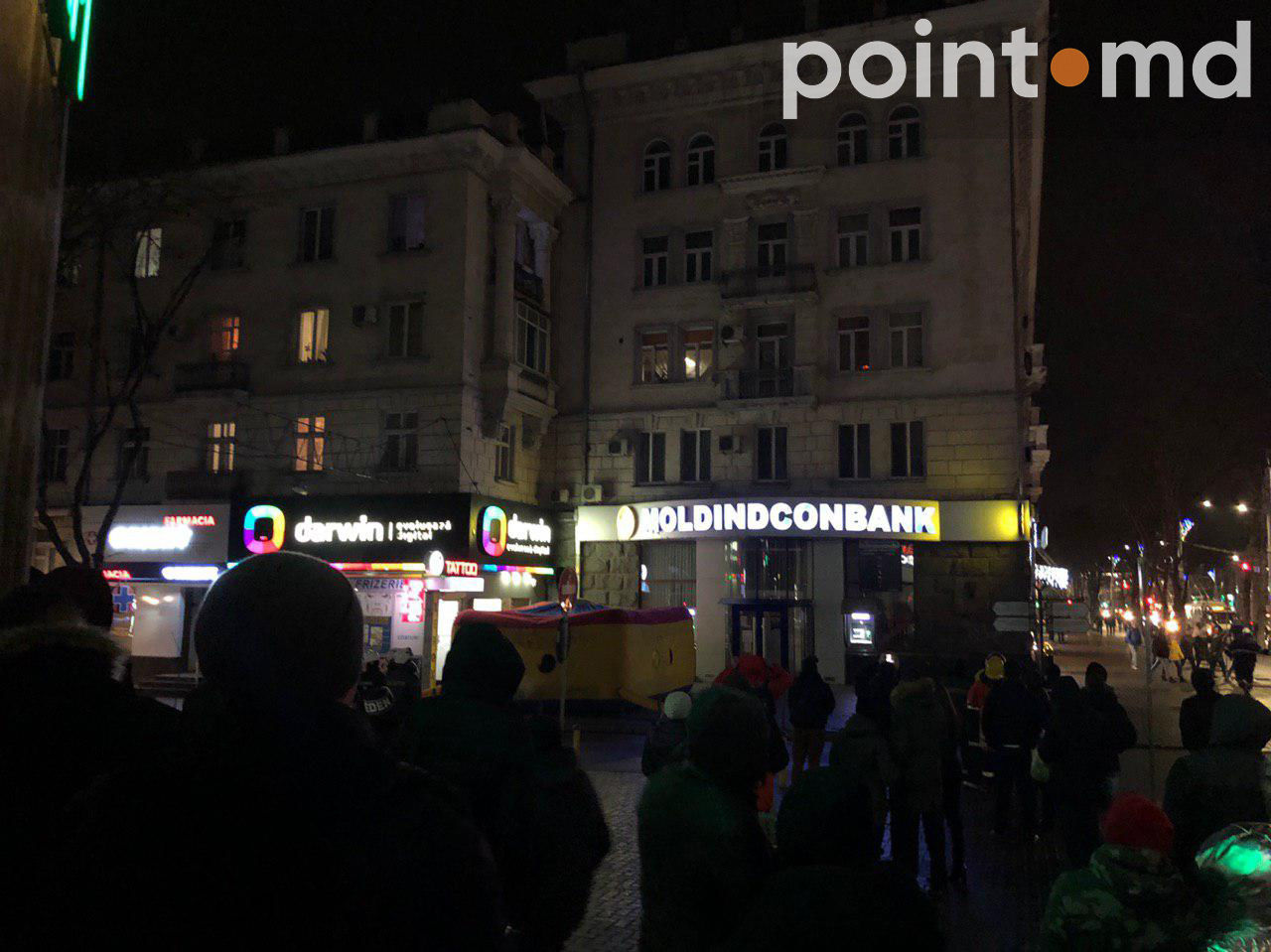 В центре Кишинева мужчина пытался сброситься с крыши здания