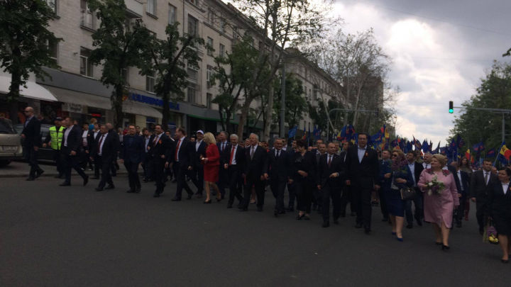 Mii de oameni, în marş spre centrul Capitalei de Ziua Victoriei şi Ziua Europei