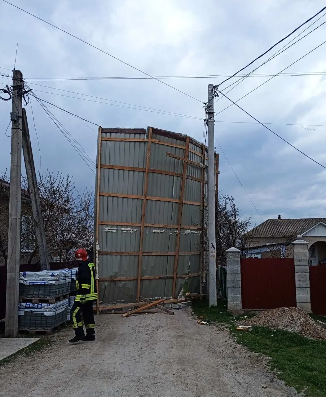 Vântul puternic a doborât copaci pe mașini și a avariat acoperișul unui gimnaziu