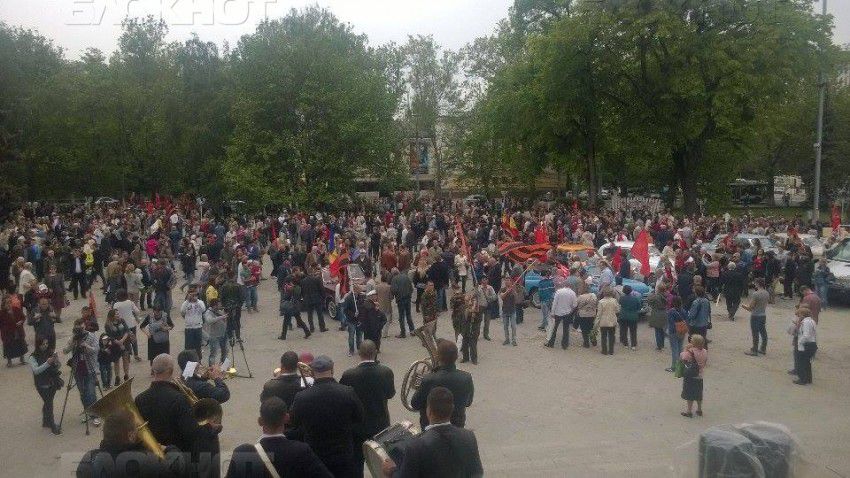 В сквере Театра оперы и балета находятся уже тысячи граждан