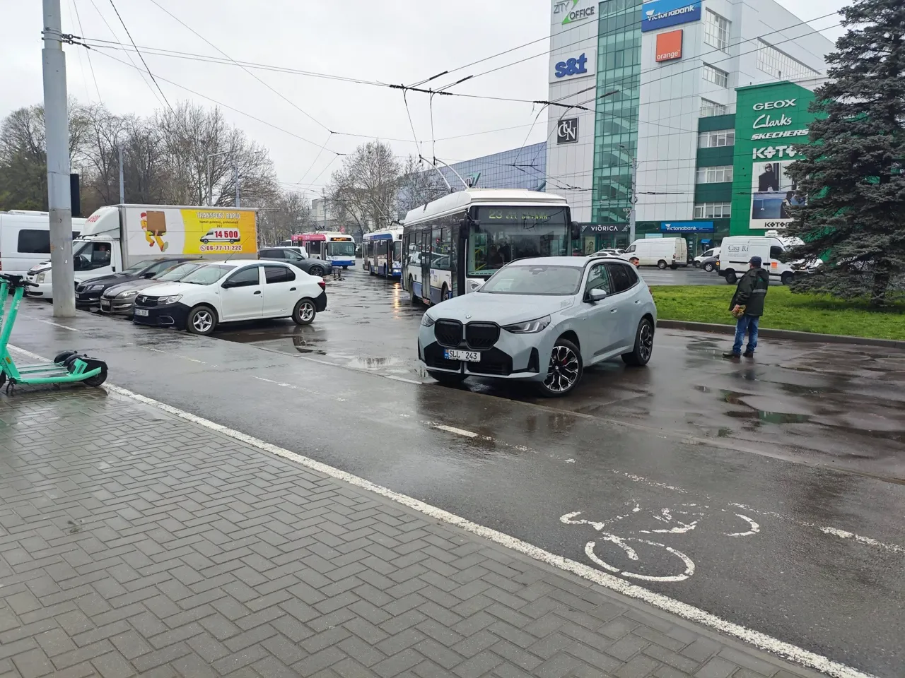 В Кишиневе встали троллейбусы из-за автохама на BMW