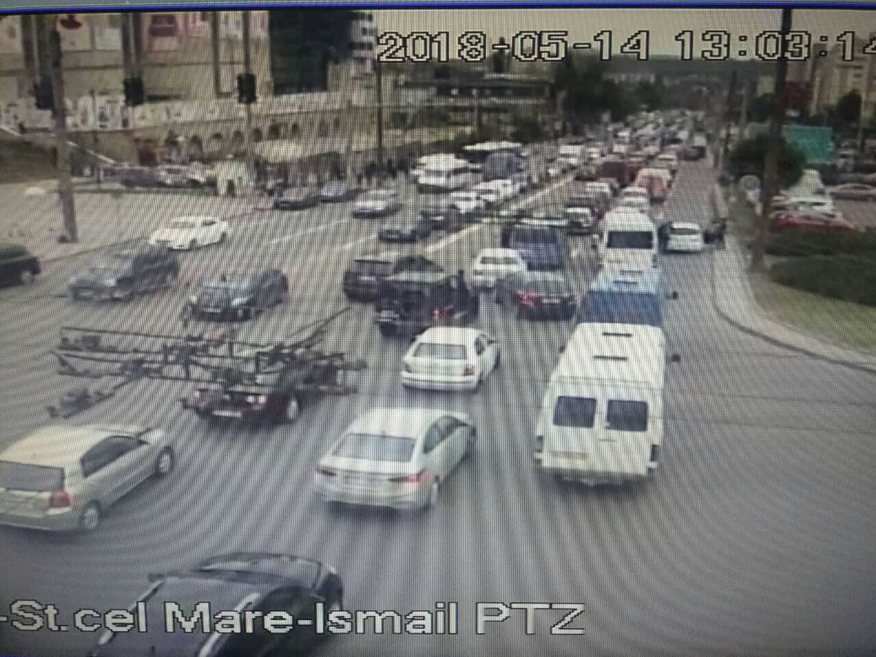 В Кишиневе у табачного комбината затруднено движение транспорта