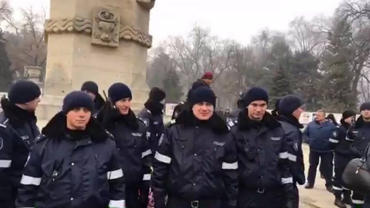„Atentat” la coroana depusă de Dodon la statuia lui Ștefan cel Mare. Peste 15 polițiști o „apără” de protestari
