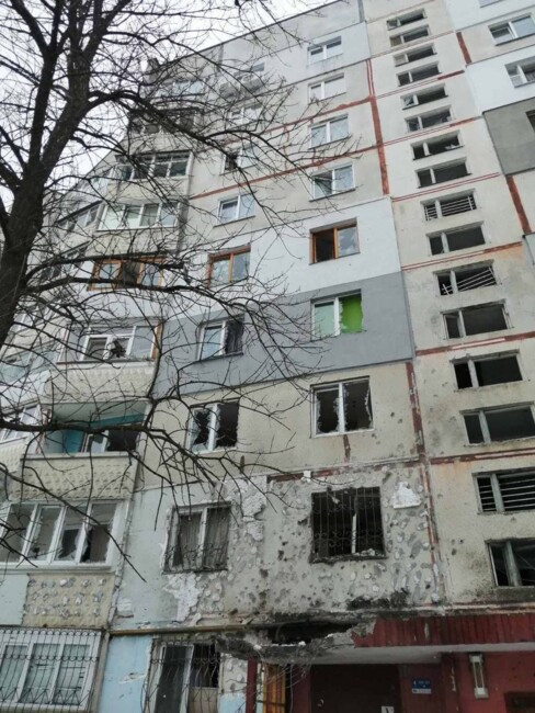 Снаряд попал в жилой дом в Харькове