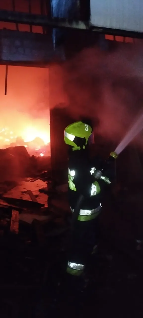 Un depozit din Chișinău, cuprins de flăcări: Peste 70 de salvatori au intervenit