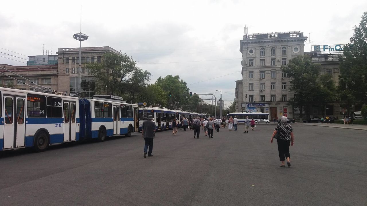 Десятки троллейбусов стоят в центре Кишинёва