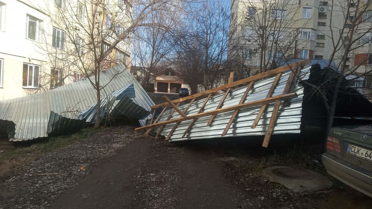 Сильный ветер нанёс разорительный ущерб по всей стране