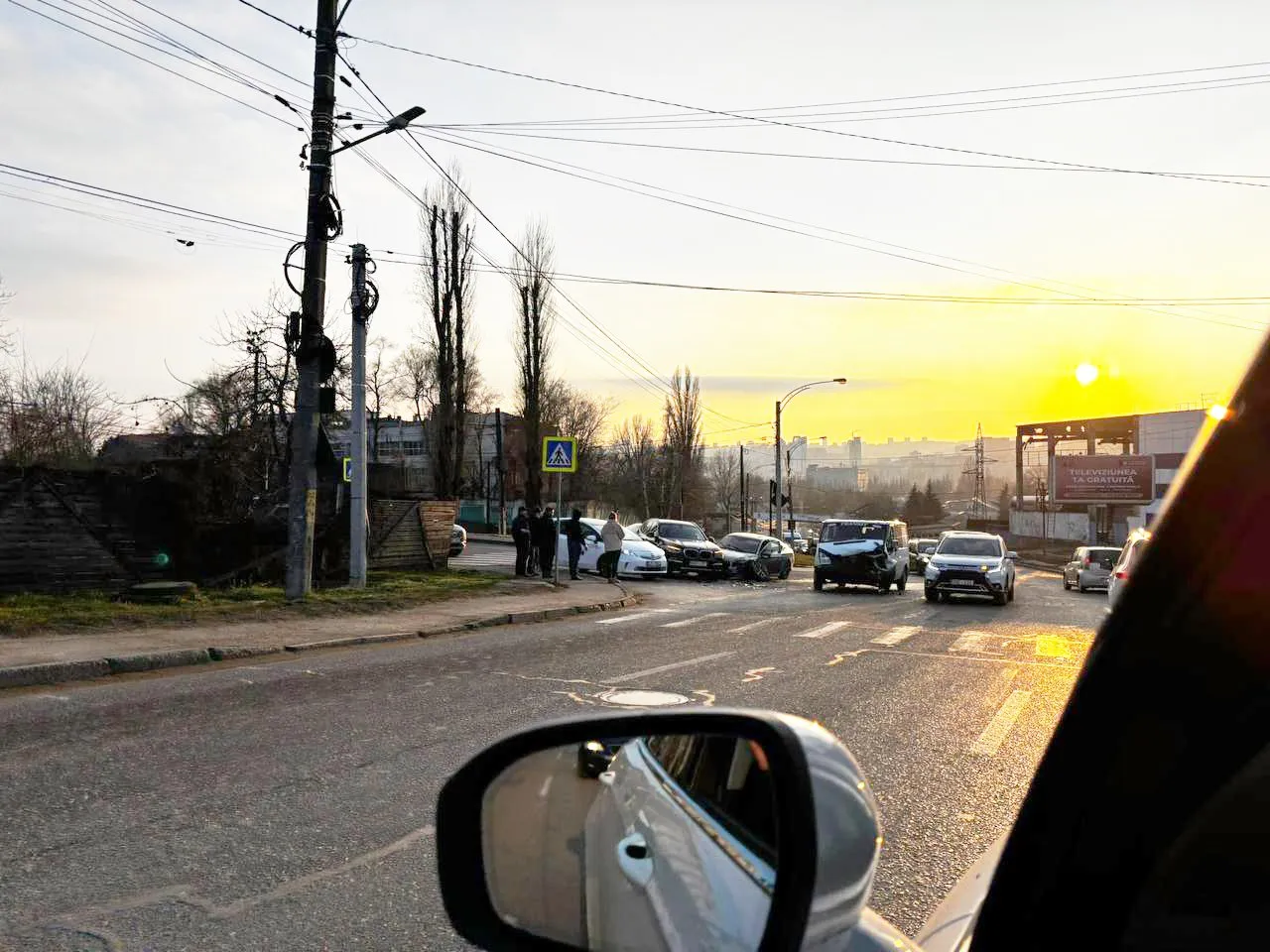 Trei mașini s-au ciocnit într-un accident la Chișinău: Un pasager, rănit