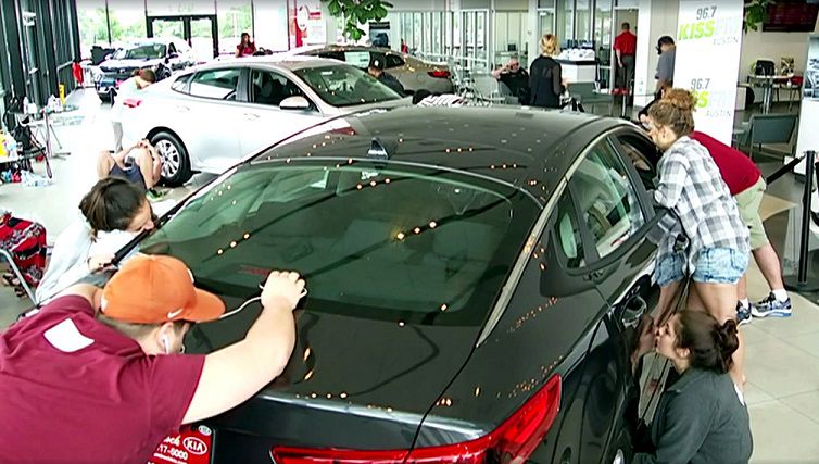 Американка получила Kia за 50-часовой поцелуй машины