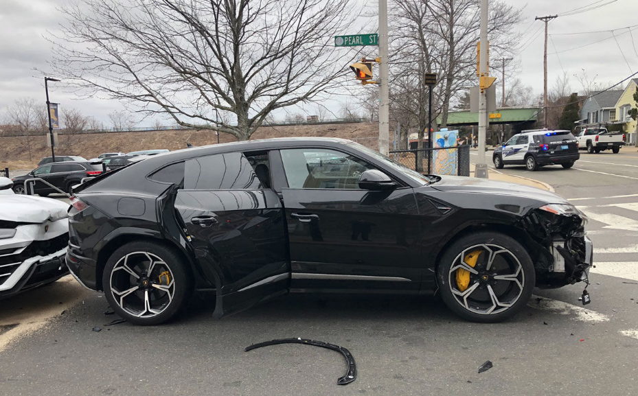 Дети украли два Lamborghini Urus у дилера и разбили их друг о друга