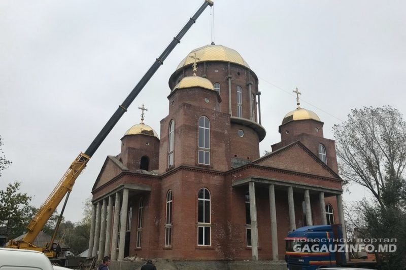 După 20 de ani de construcție, biserica din Vulcănești are noi cupole