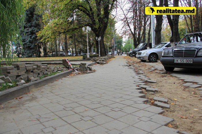 Тротуары в центре Кишинева начинают "возвращаться к жизни"
