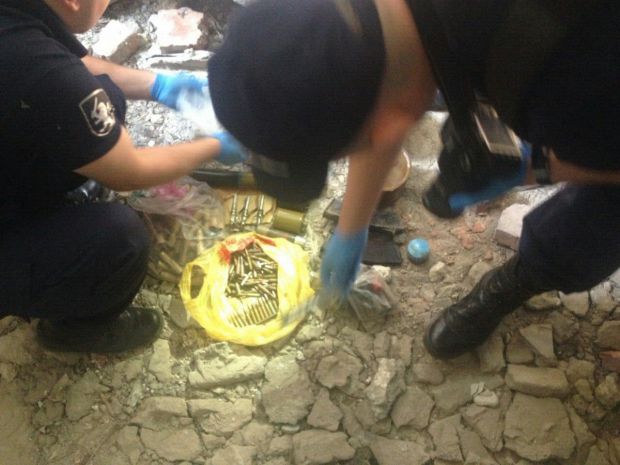 SIS a găsit un adevărat arsenal de arme şi muniţii, într-o clădire părăsită din sudul țării