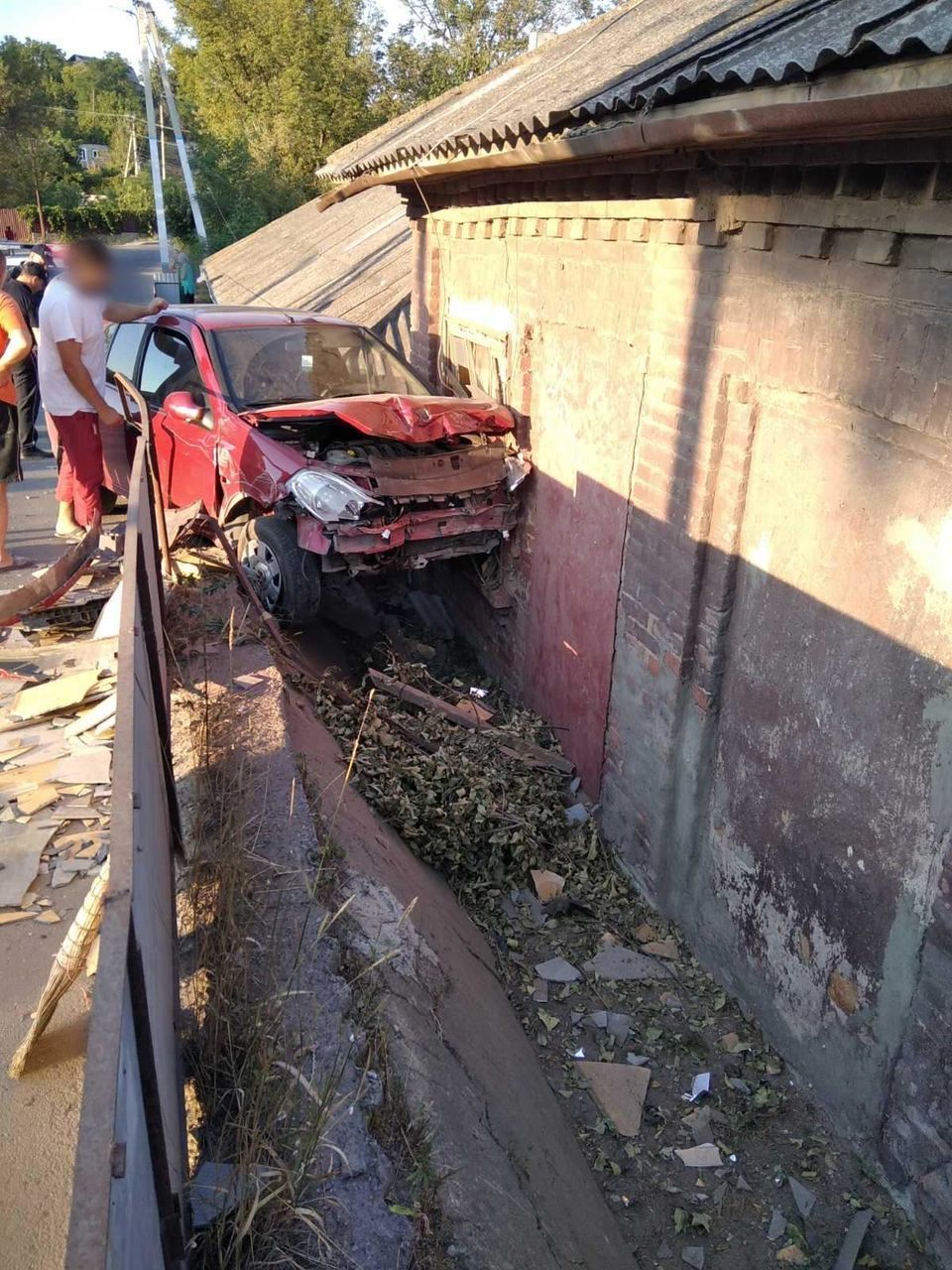 В Сороках водитель врезался в забор дома во время разговора по телефону