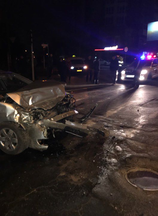 Accident nocturn în Capitală: O Toyota s-a „pupat” cu un Logan