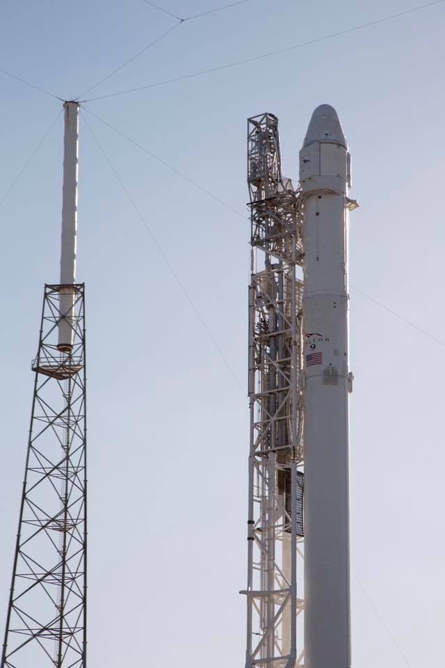 С пятой попытки SpaceX произвела успешную посадку Falcon 9 на плавучую платформу
