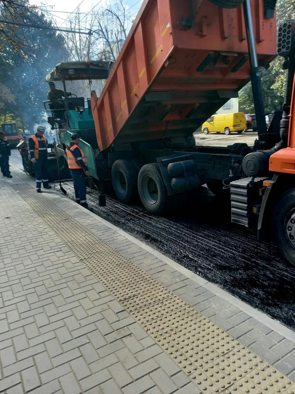 Завершаются работы по благоустройству участка улицы Сармизеджетуса