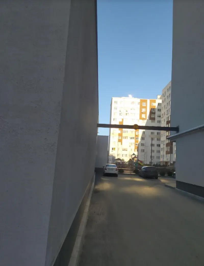 Жильцы дома на Чеканах опасаются, что ограждение упадет на детскую площадку