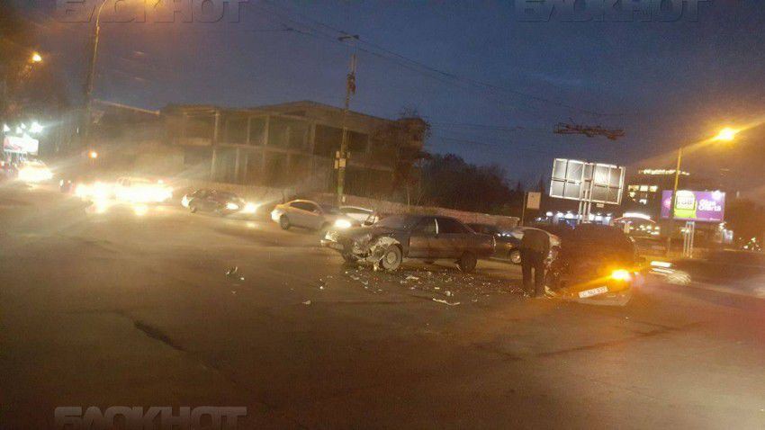 ДТП на Ботанике: два автомобиля оказались сильно разбиты