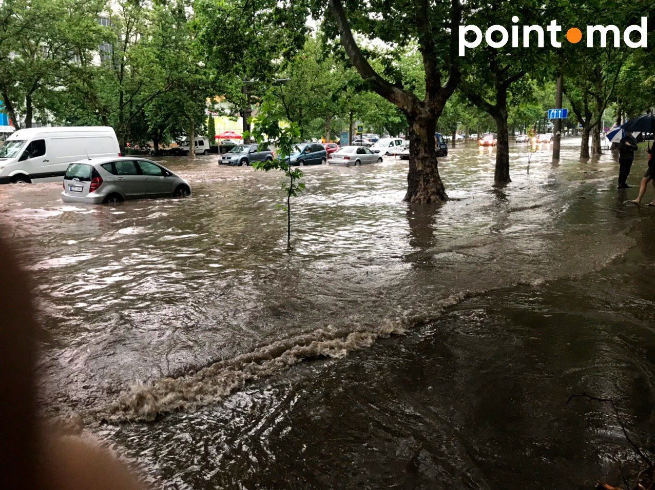 Улицы столицы оказались затопленными после проливного дождя