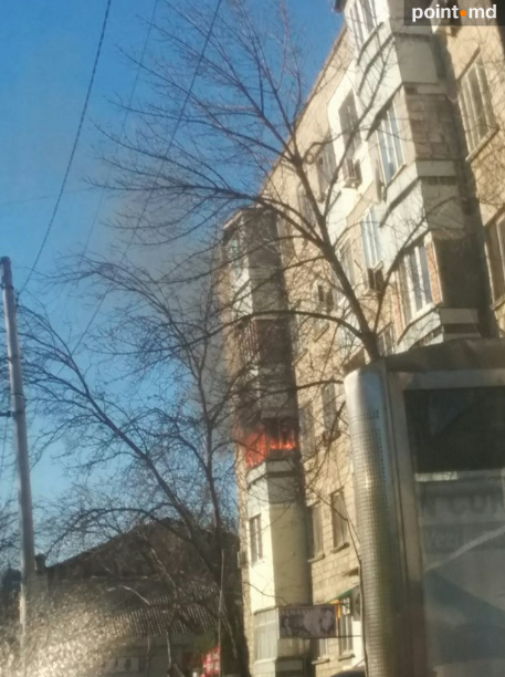 В центре Кишинева вспыхнул пожар в пятиэтажном доме