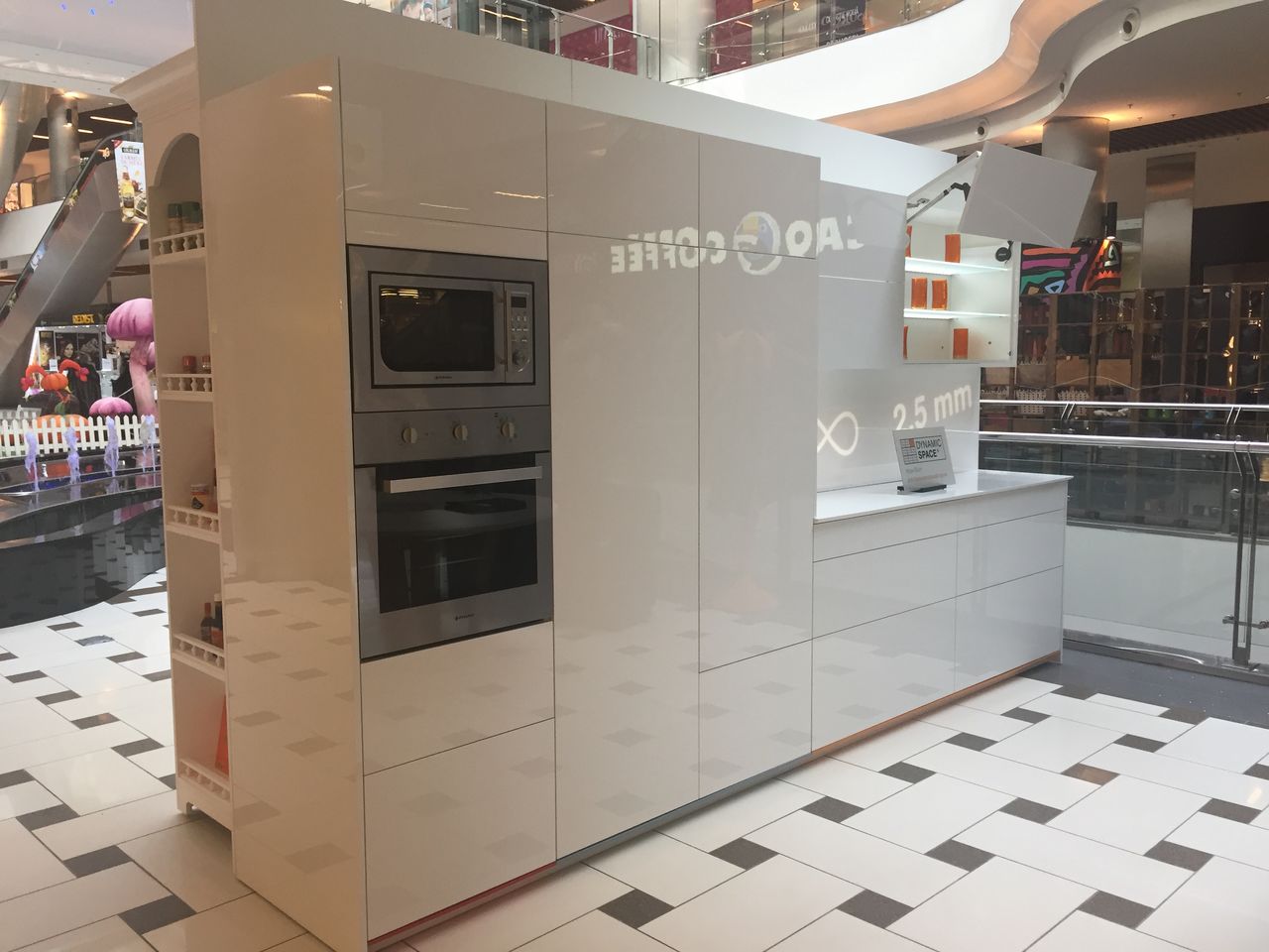 В холле Shopping Center MallDova проходит презентация изделий от мебельного салона Blumhouse ®
