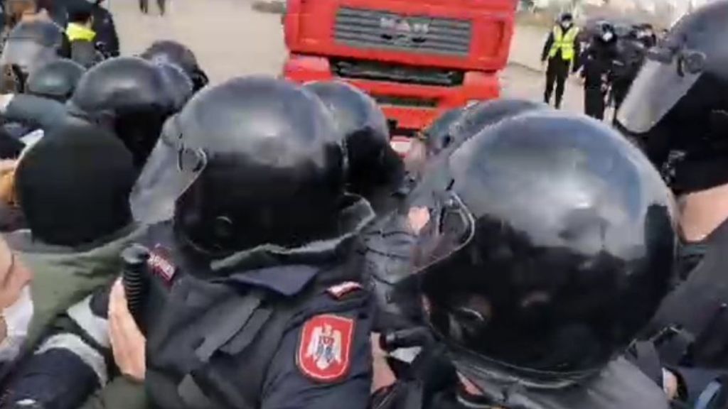 Карабинеры заблокировали протестующих и позволили грузовикам с пшеницей проехать