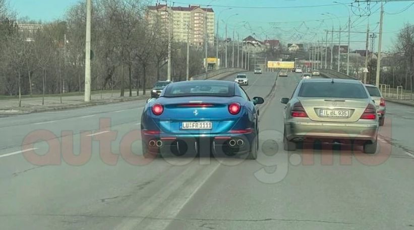 В столице водитель за рулем Ferrari выехал на встречную полосу