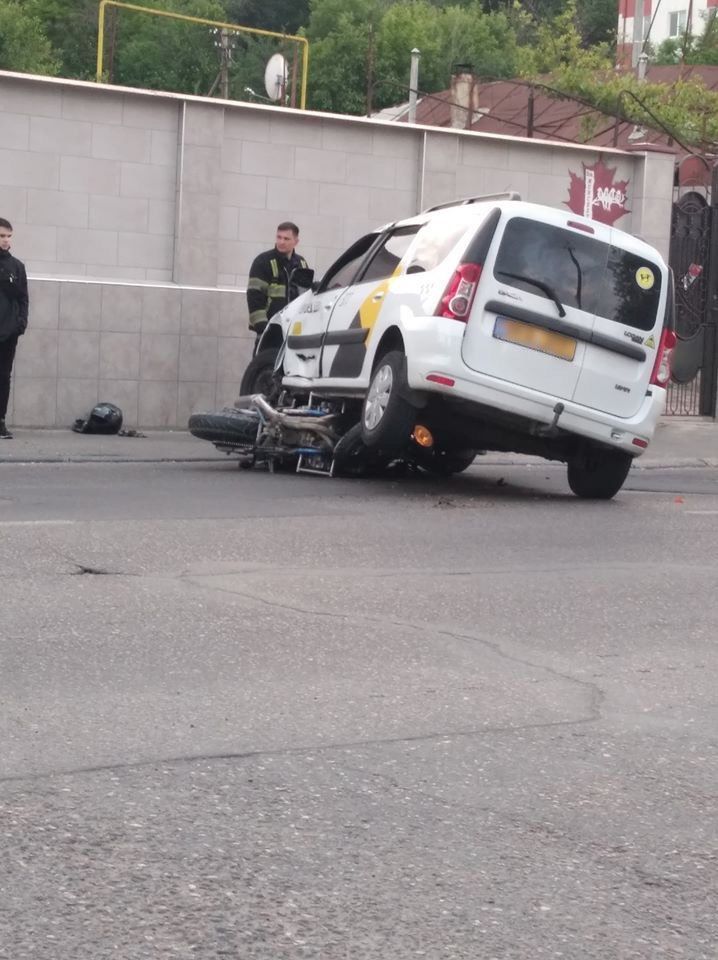 Мотоциклист попал под колеса такси в результате ДТП