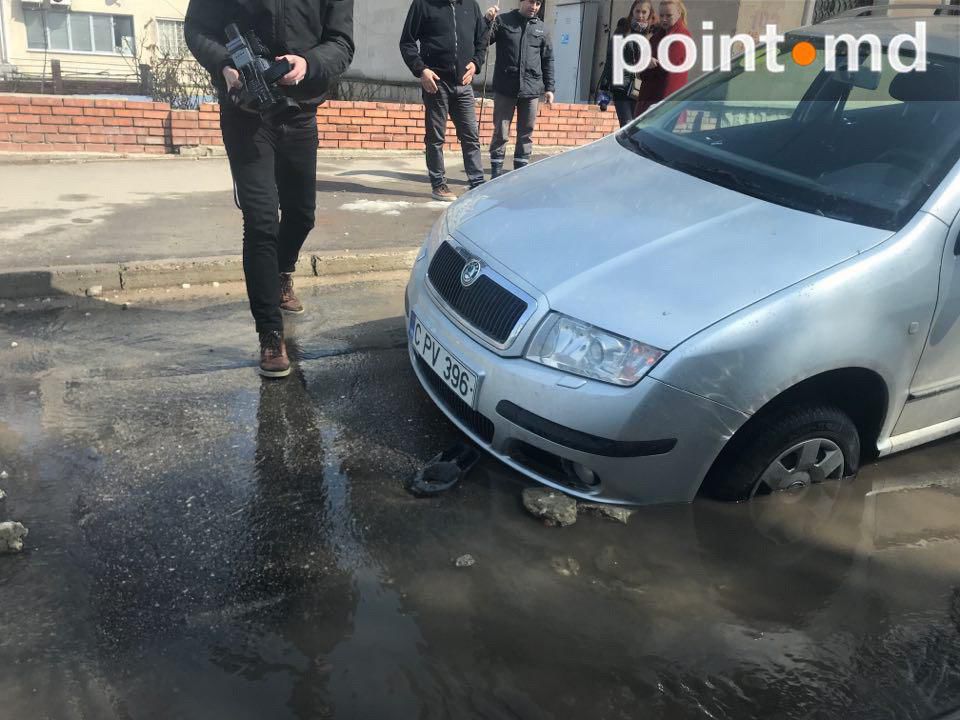 В центре Кишинева  водитель угодил колесом в яму и застрял