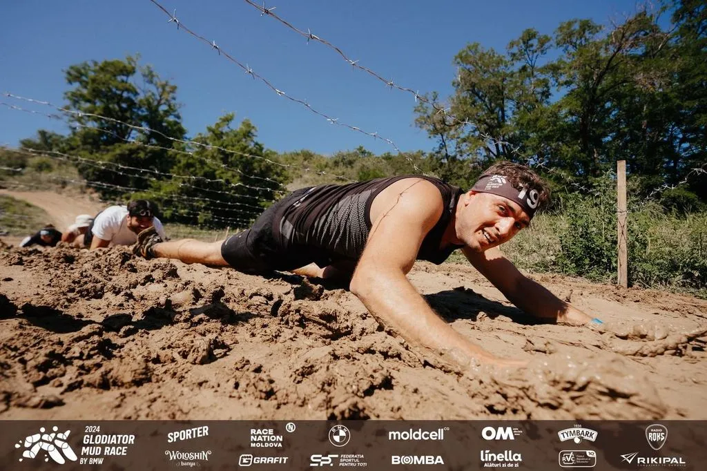 Glodiator Mud Race by BMW искупал в грязи 500 человек