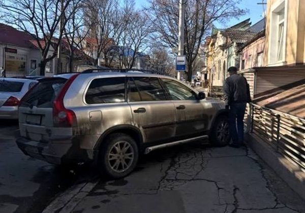 Столичные водители продолжают «радовать» своим умением парковаться
